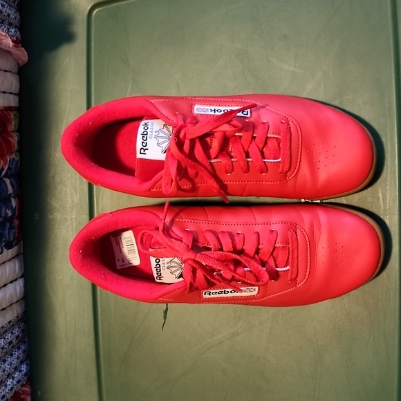 Red Reebok Classic - Picture 2 of 3